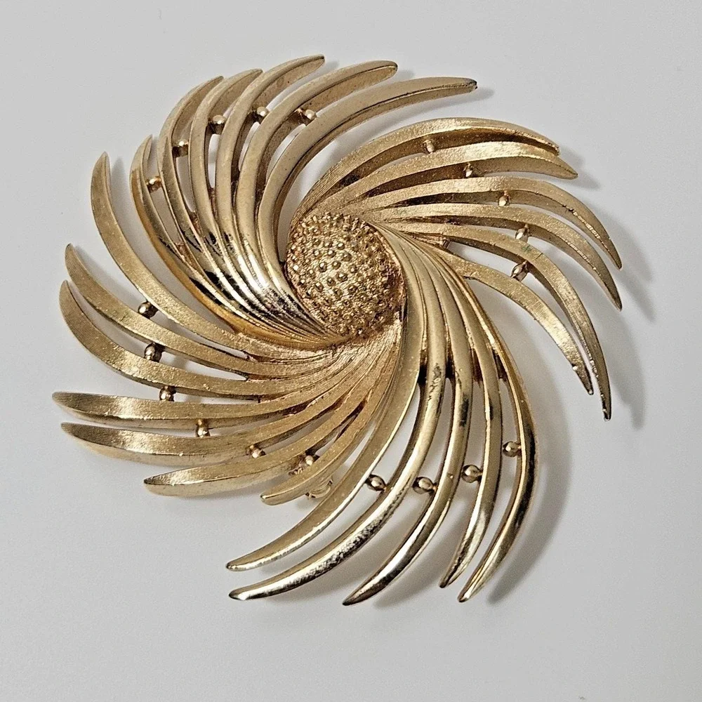 Crown Trifari Brooch Goldtone Swirl Modernist Floral Brooch 2.5